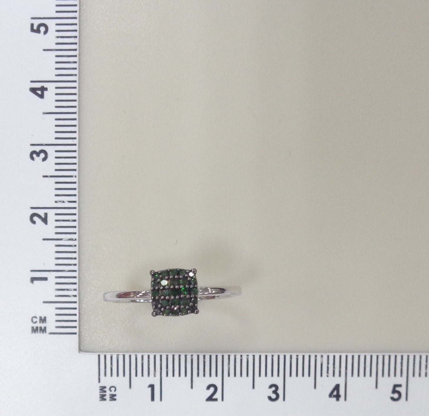 Серебряное кольцо с зелеными бриллиантами